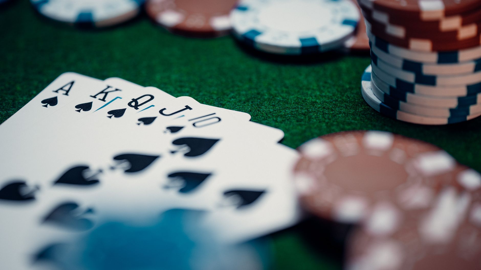 Casino- und Wettmotiv mit Karten und Chips