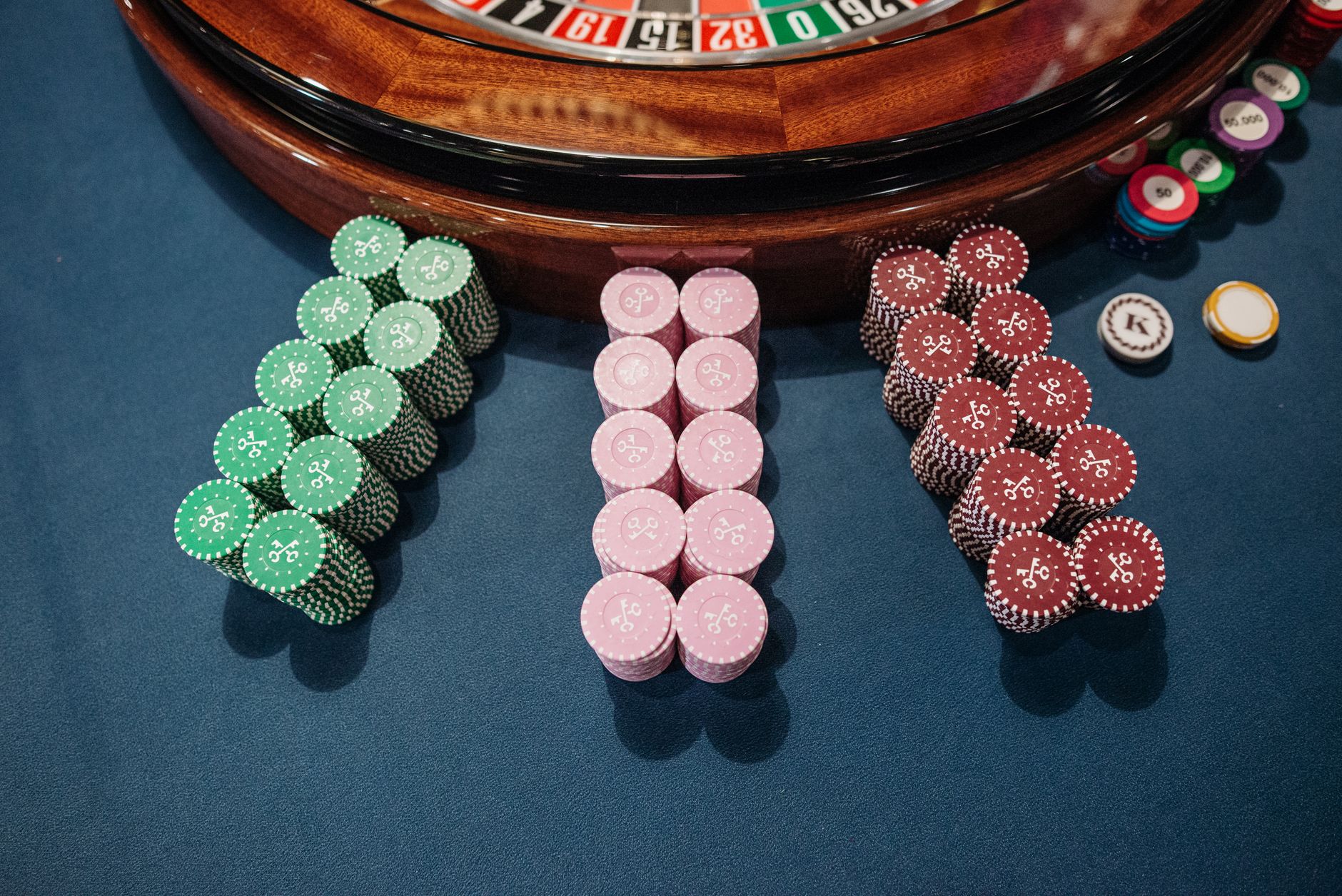 Karten und Chips als Hinweis auf verantwortungsvolles Spielen